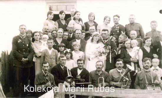 Zdjęcie pozowane młodej pary i gości weselnych. Ślub zastępcy dowódcy strażnicy &quot;Radoszówka&quot; Pierwszy po prawej stronie pana młodego sierżant Jan Rubas, 1931 r.