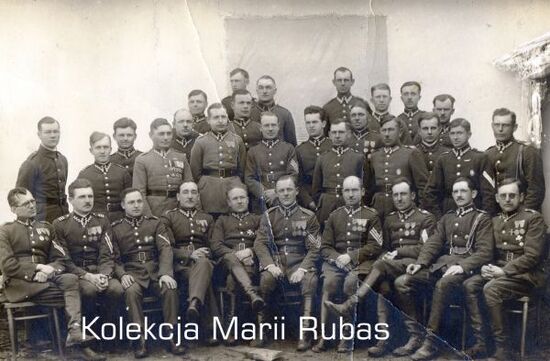 Zdjęcie pozowane podoficerów Batalionu KOP &amp;quot;Dederkały&amp;quot;. Siedzi piąty od lewej sierżant Jan Rubas.