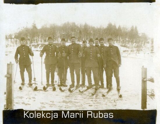 Zdjęcie pozowane narciarskiego pododdziału KOP &quot;Radoszówka&quot;. Drugi od lewej sierżant Jan Rubas, 1934 r.