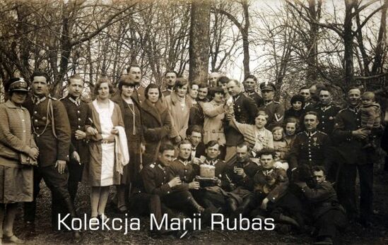 Zdjęcie pozowane grupy żołnierzy KOP wraz z rodzinami, Dederkały.
