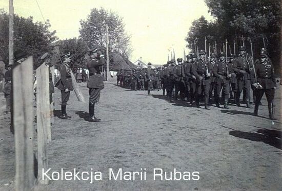 Defilada 4 Batalionu KOP &quot;Dederkały&quot;, Dederkały Wielkie, 11 listopada 1937 r. Na czele pododdziały starszy sierżant Jan Rubas.