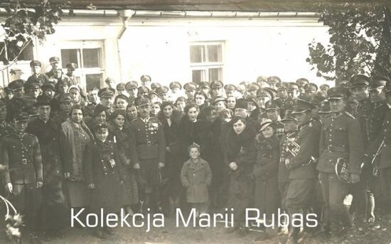 Obchody 11 listopada 1938 r. Zdjęcie pozowane dużej grupy żołnierzy KOP z rodzinami.