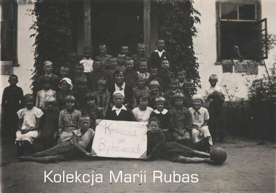 Dzieci na koloniach przed szkołą w Bykowcach.