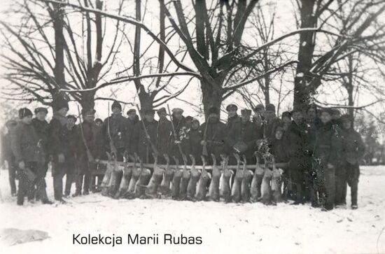 Zdjęcie pozowane żołnierzy KOP w czasie polowania. 1936 r.