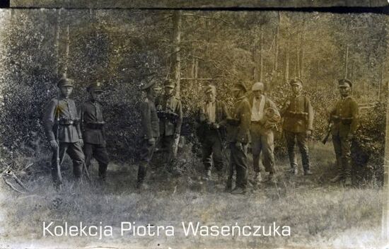 Grupa żołnierzy KOP 1 Kompanii 18 Batalionu w lesie.