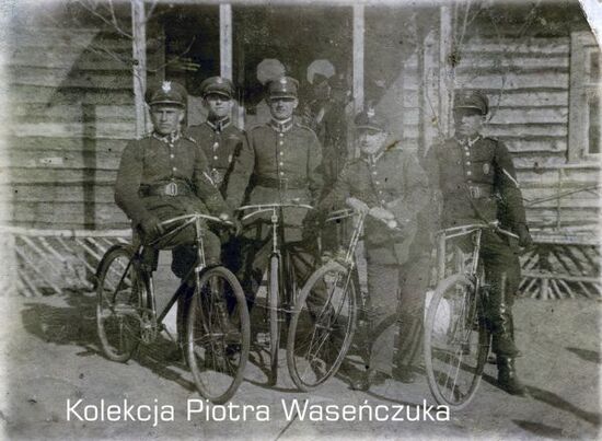 Grupa żołnierzy KOP z rowerami.