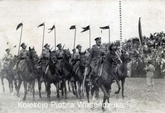 Żołnierze KOP na koniach w czasie defilady.