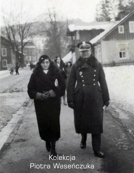 Żołnierz KOP spacerujący z kobietą.