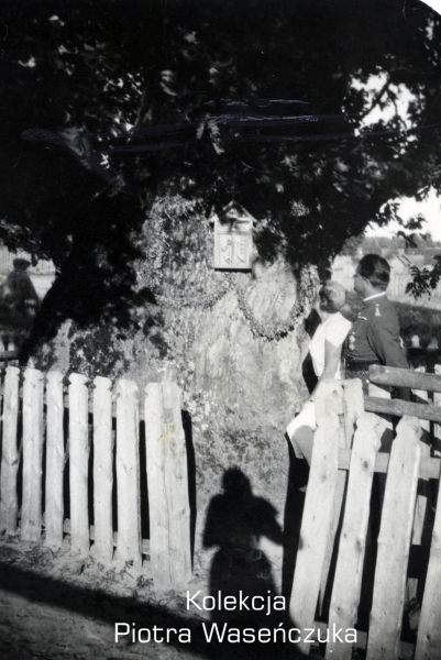 Żołnierz KOP przy kapliczce na drzewie, wieś Porzecze, sierpień 1933 r.