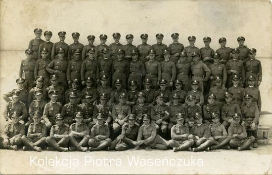 Zdjęcie pozowane dużej grupy żołnierzy KOP.