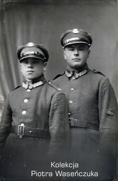 Zdjęcie portretowe dwóch żołnierzy KOP, Dawidgródek, 5 grudnia 1929 r.