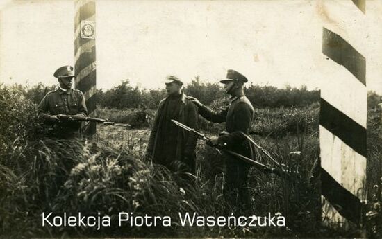 Dwóch żołnierzy KOP w towarzystwie mężczyzny w cywilu, przejście graniczne, Łutki, 3 lipca 1930 r.