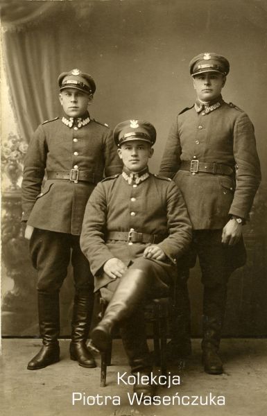 Zdjęcie portretowe trzech żołnierzy KOP.
