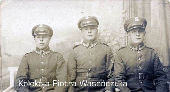 Zdjęcie portretowe trzech żołnierzy KOP, Dawidgródek, 11 listopada 1929 r.