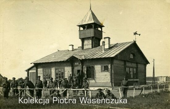 Zdjęcie grupy żołnierzy KOP na tle budynku, Kruźmica, 3 lipca 1930 r.