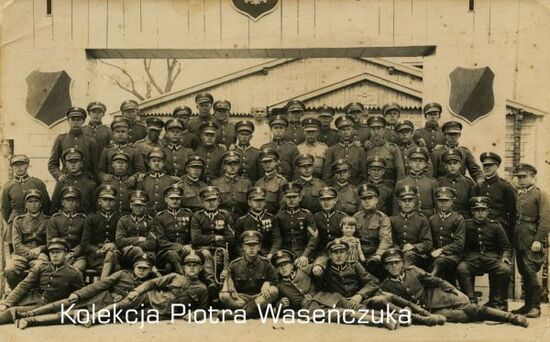 Zdjęcie pozowane dużej grupy żołnierzy KOP.