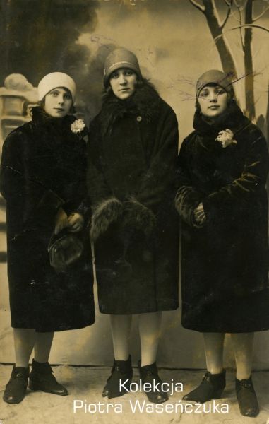 Zdjęcie pozowane trzech kobiet, Dawidgródek 1930 r.