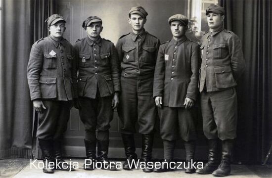 Zdjęcie pozowane polskich żołnierzy w niewoli niemieckiej, Winnweiler, 9 marca 1941 r.