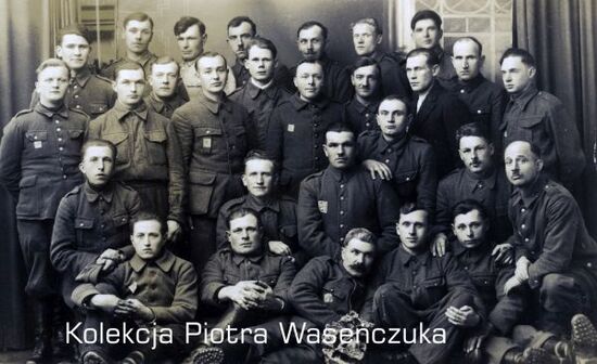 Zdjęcie pozowane dużej grupy żołnierzy polskich w niewoli niemieckiej,  Winnweiler, 13 lutego 1941 r.