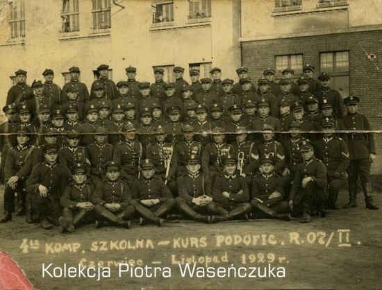 Zdjęcie pozowane 4 Kompanii Szkolnej. Kurs podoficerów R.07/II, czerwiec - listopad 1929 r.