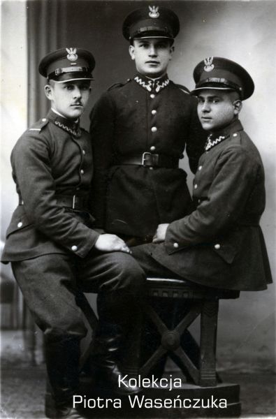 Zdjęcie pozowane trzech żołnierzy KOP.