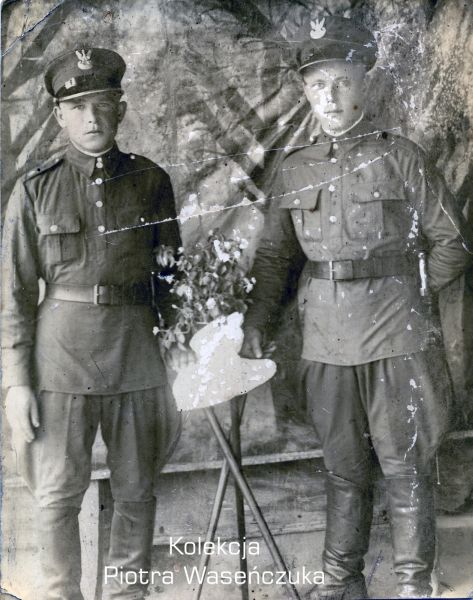 Zdjęcie pozowane dwóch żołnierzy KOP.