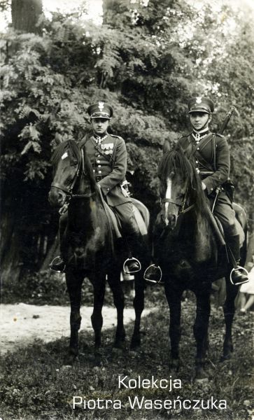 Dwóch żołnierzy KOP na koniach.