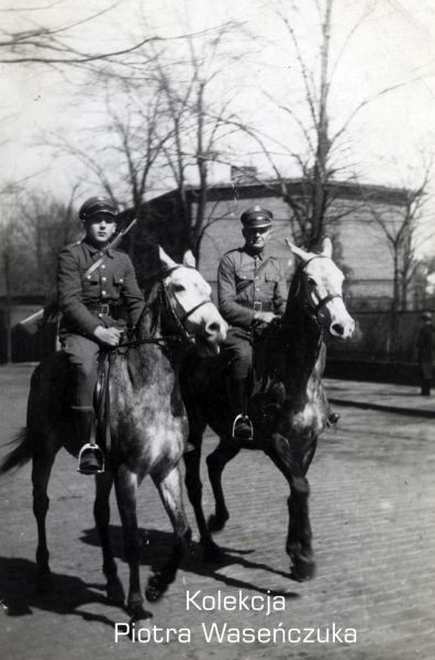 Dwóch żołnierzy KOP na koniach.