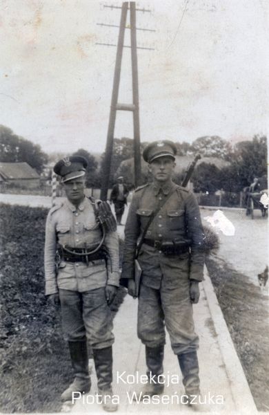 Dwóch spacerujących żołnierzy KOP.