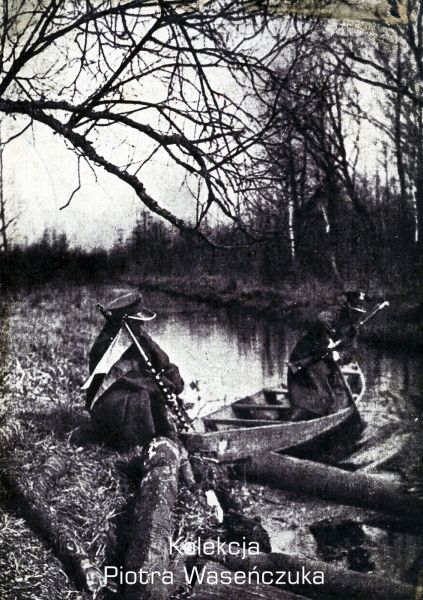 Dwóch żołnierzy KOP w łódce na patrolu