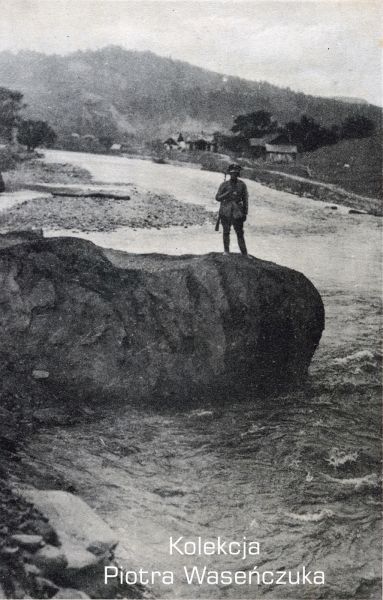 Żołnierz KOP na patrolu nad brzegiem rzeki
