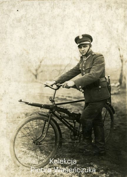 Żołnierz KOP z rowerem i bronią