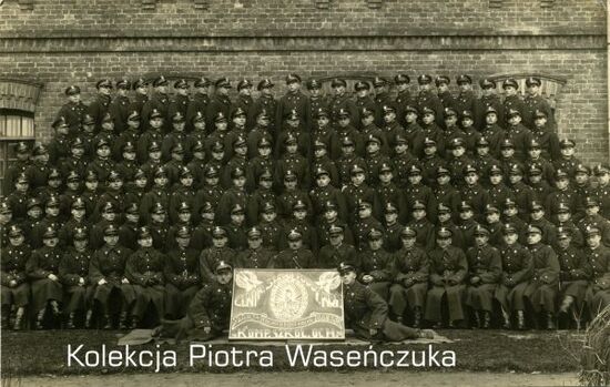 Portret grupowy kursantów Centralnej Szkoły Podoficerskiej KOP, promocja podoficerów niezawodowych, 1935 r.