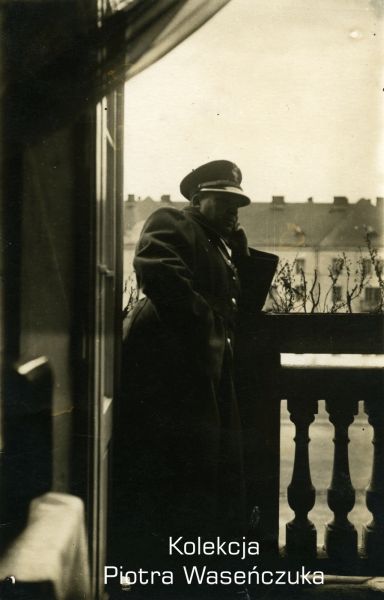 Żołnierz KOP stojący na balkonie