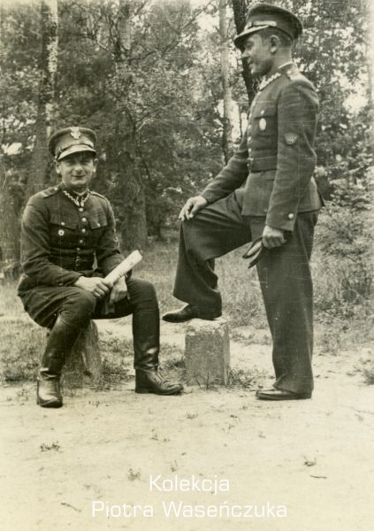 Dwóch żołnierzy KOP, zdjęcie pozowane