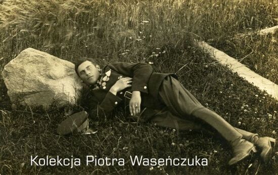 Żołnierz KOP leżący na trawie
