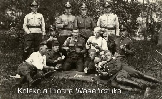 Grupa żołnierzy KOP w lesie grająca w karty