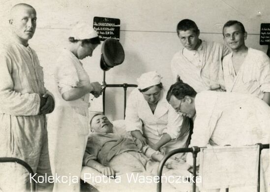 Żołnierz KOP w szpitalu w otoczeniu personelu medycznego i innych pacjentów