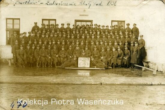 Portret grupowy żołnierzy KOP Batalionu Czortków- zakończenie kursu szkoły podoficerskiej, 1936 r.