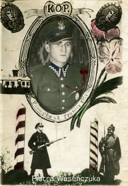 Portret żołnierza KOP otoczony ozdobną grafiką przedstawiającą żołnierzy przy słupach granicznych oraz odznaki KOP, pod zdjęciem podpis &quot;Pamiątka z granicy 1939&quot;