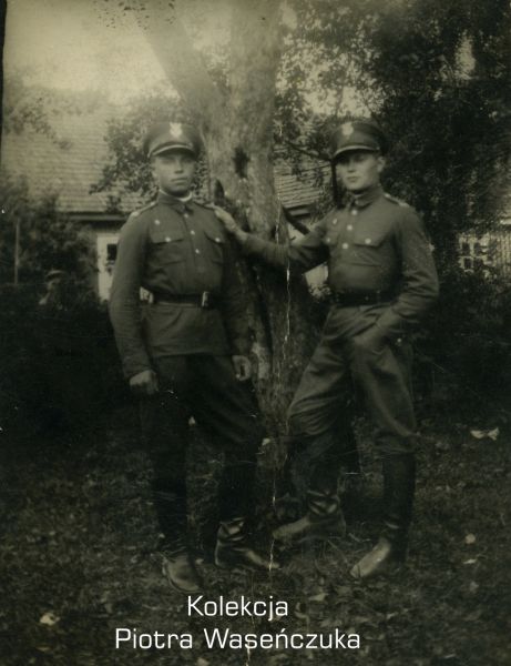 Dwóch żołnierzy KOP pozujących przy drzewie