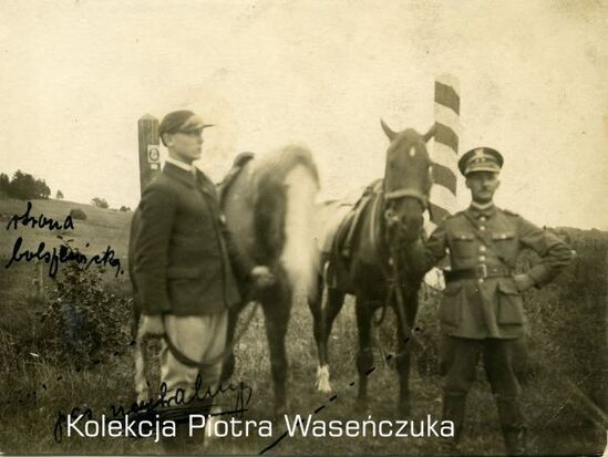 Żołnierze KOP z końmi przy słupach granicznych, napis na fotografii &quot; strona bolszewicka, pas neutralny&quot;