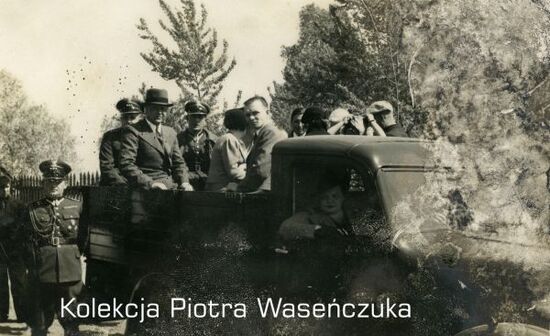 Żołnierze KOP oraz cywile siedzący na odkrytej ciężarówce