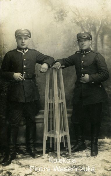 Dwóch żołnierzy KOP, fotografia pozowana