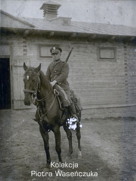 Żołnierz KOP z bronią na koniu