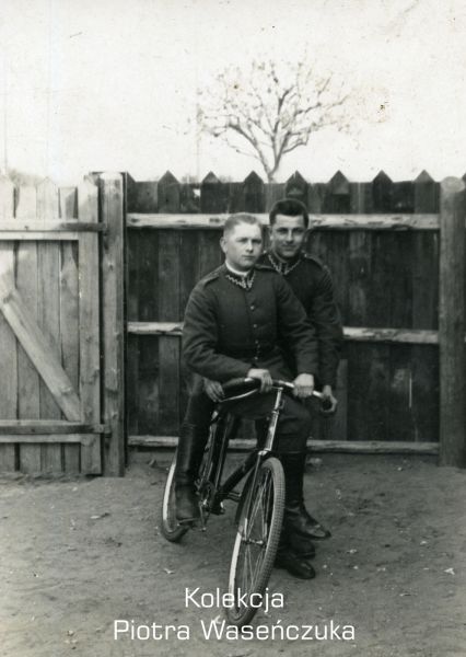 Dwóch żołnierzy KOP na rowerze