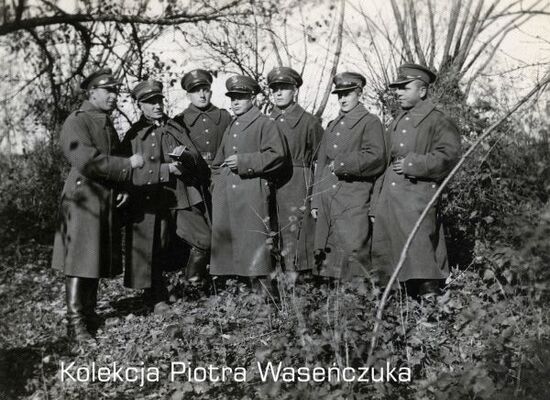 Grupa żołnierzy KOP podczas rozmowy na łonie przyrody