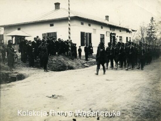 Defilada żołnierzy KOP z okazji rocznicy uchwalenia konstytucji 3 maja, miejscowość Turylcze, 1936 r.
