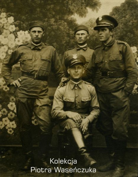 Czterech żołnierzy KOP- fotografia pozowana na tle dekoracji
