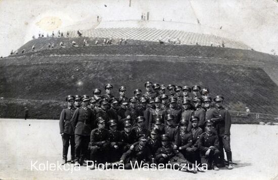 Grupa żołnierzy KOP przed powstającym kopcem Piłsudskiego, Kraków